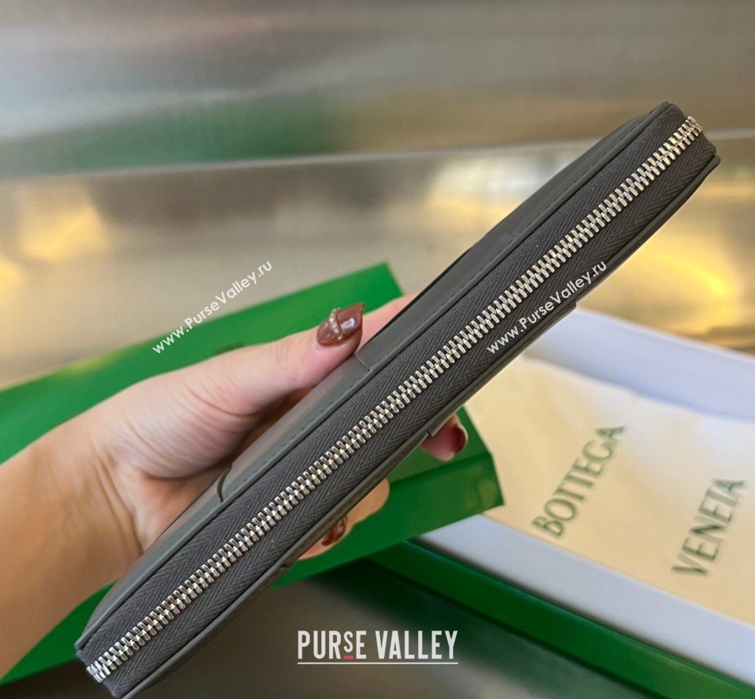Bottega Veneta Mens Cassette Zip Around Wallet in Intreccio Leather 814649 Grey 2026 (YX-260402060)