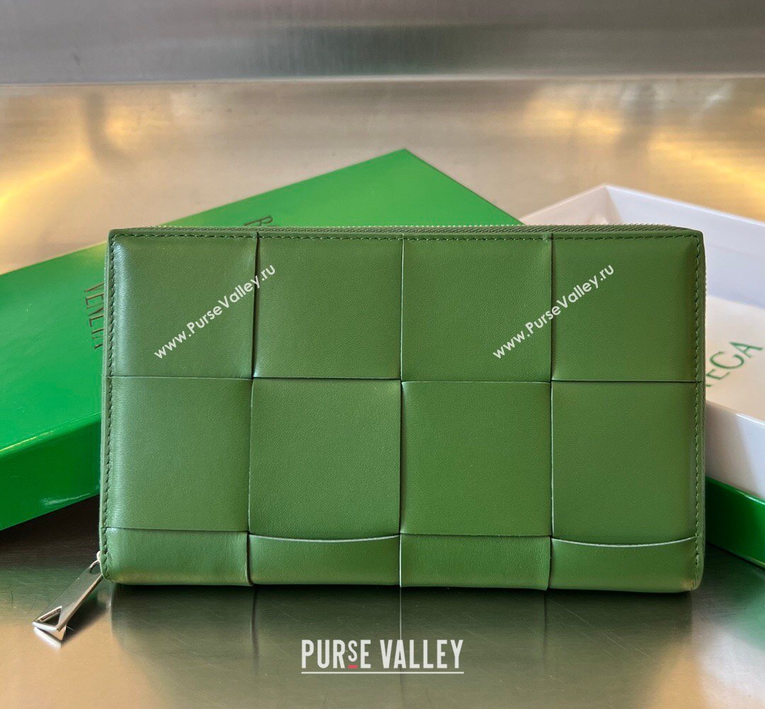 Bottega Veneta Mens Cassette Zip Around Wallet in Intreccio Leather 814649 Avocado Green 2026 (YX-260402063)