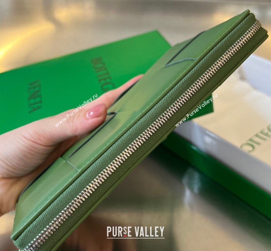 Bottega Veneta Mens Cassette Zip Around Wallet in Intreccio Leather 814649 Avocado Green 2026 (YX-260402063)