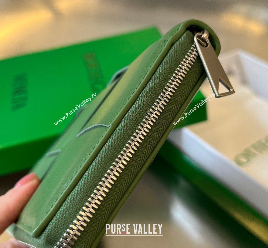 Bottega Veneta Mens Cassette Zip Around Wallet in Intreccio Leather 814649 Avocado Green 2026 (YX-260402063)