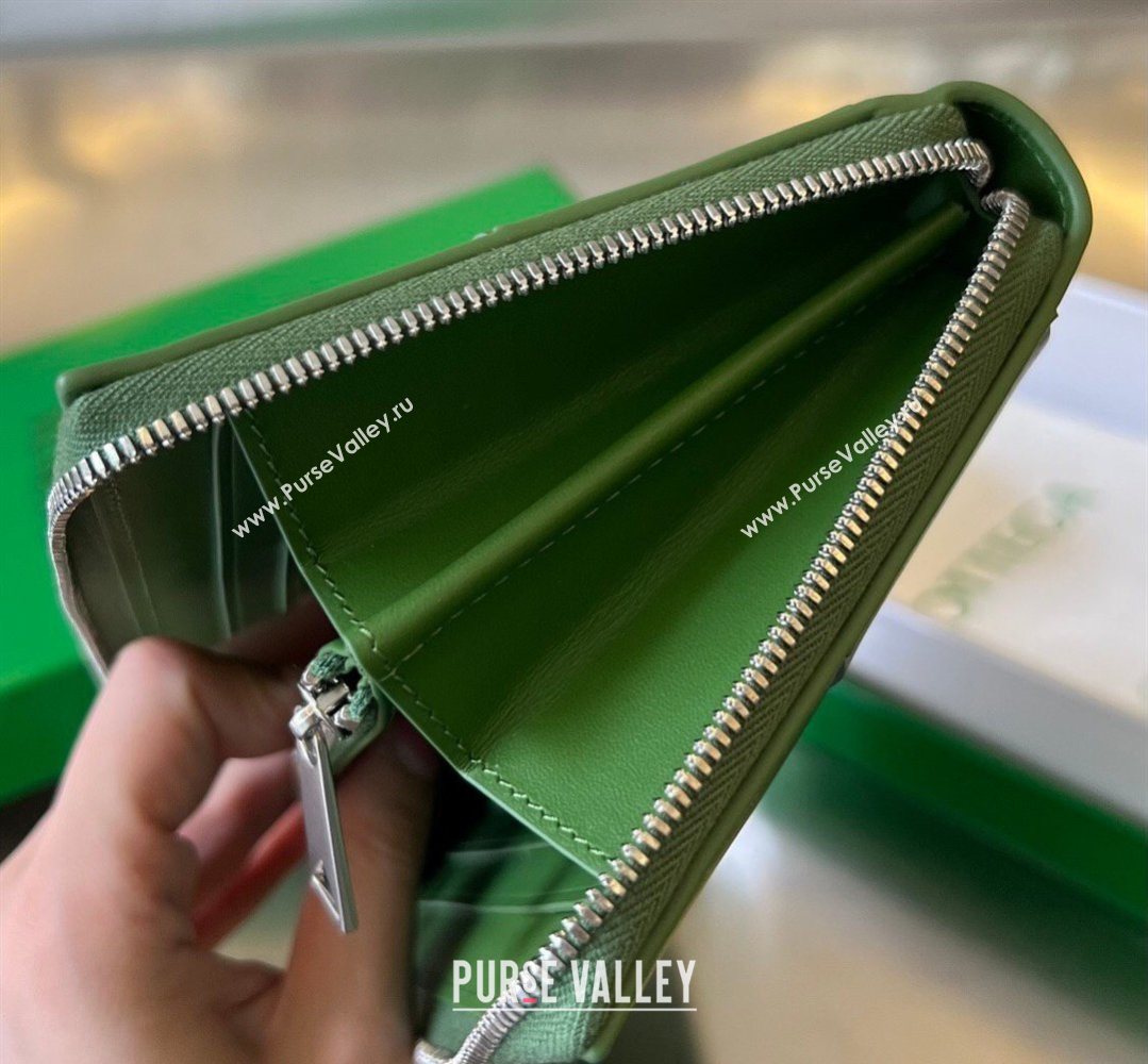 Bottega Veneta Mens Cassette Zip Around Wallet in Intreccio Leather 814649 Avocado Green 2026 (YX-260402063)