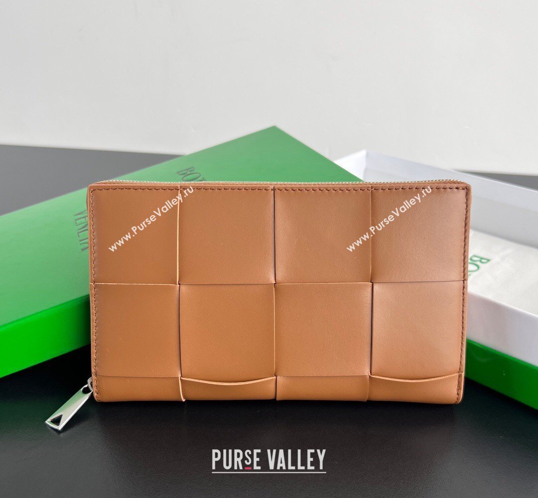 Bottega Veneta Mens Cassette Zip Around Wallet in Intreccio Leather 814649 Cognac Brown 2026 (YX-260402068)