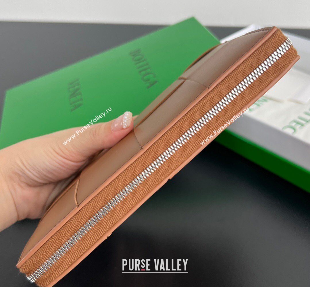 Bottega Veneta Mens Cassette Zip Around Wallet in Intreccio Leather 814649 Cognac Brown 2026 (YX-260402068)