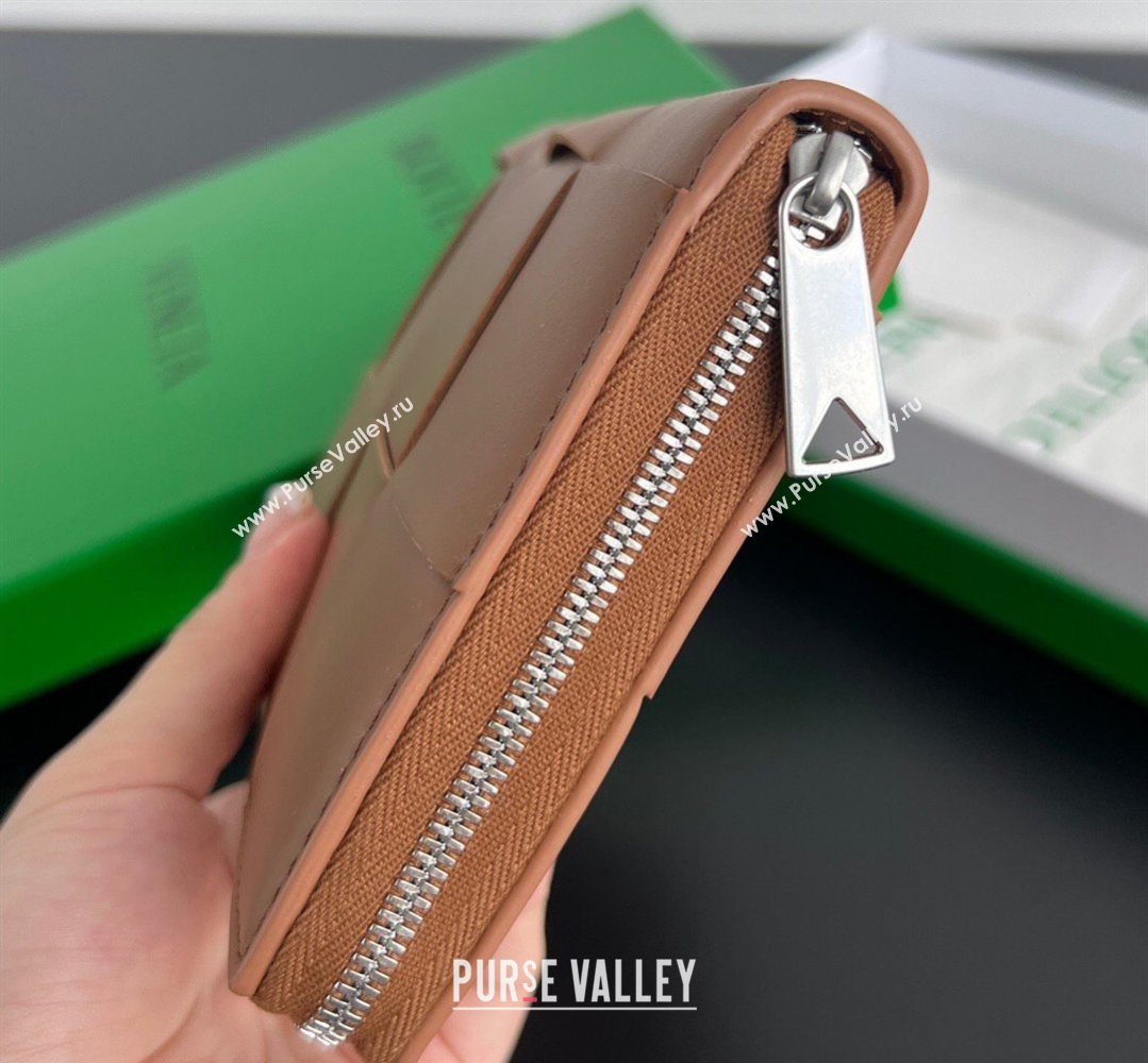 Bottega Veneta Mens Cassette Zip Around Wallet in Intreccio Leather 814649 Cognac Brown 2026 (YX-260402068)