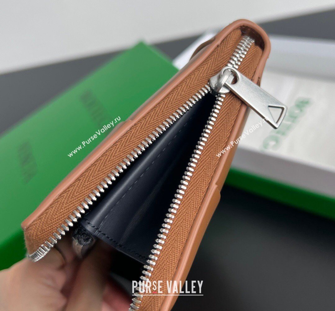 Bottega Veneta Mens Cassette Zip Around Wallet in Intreccio Leather 814649 Cognac Brown 2026 (YX-260402068)