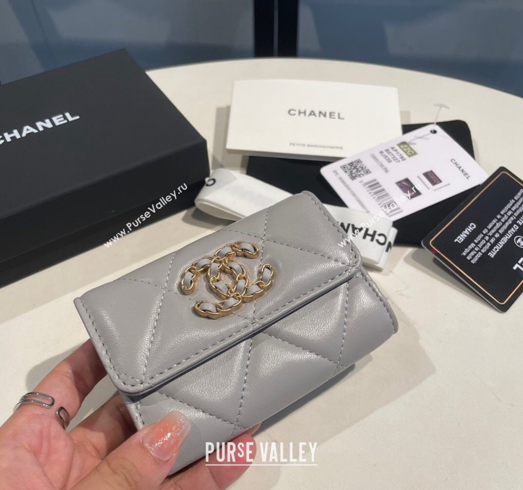 Chanel Shiny Lambskin 19 Flap Card Holder Light Grey 2023 AP1790 (yezi-231111046)