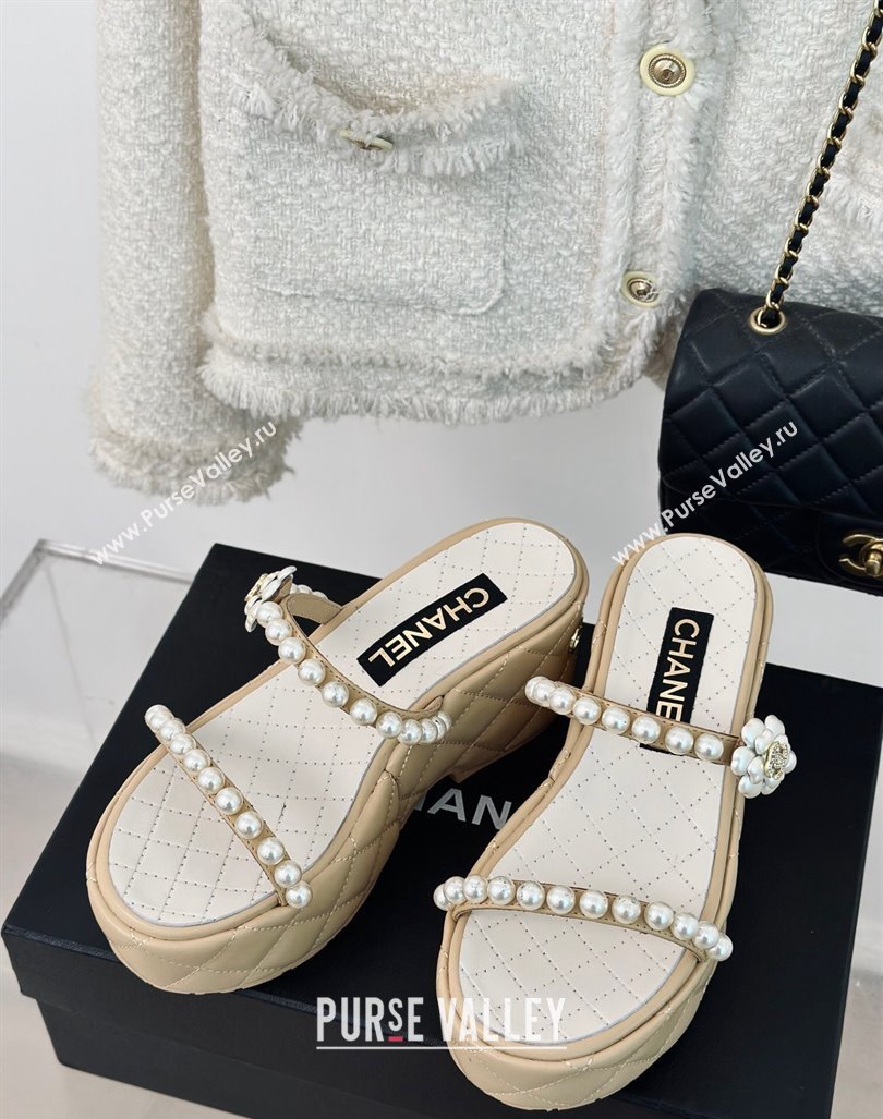 Chanel Quilted Lambskin and Pearls Wedge Platform Slide Sandals 7cm Beige 2024 0223 (MD-240223099)