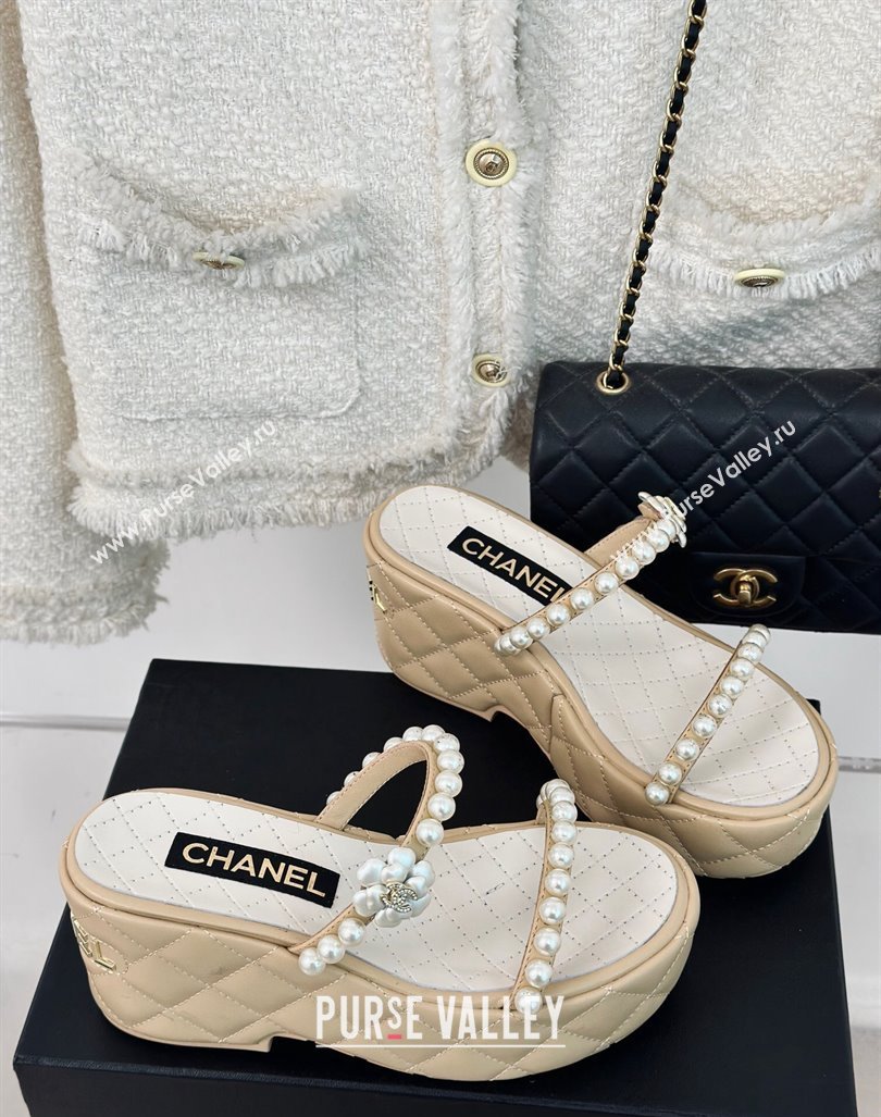 Chanel Quilted Lambskin and Pearls Wedge Platform Slide Sandals 7cm Beige 2024 0223 (MD-240223099)