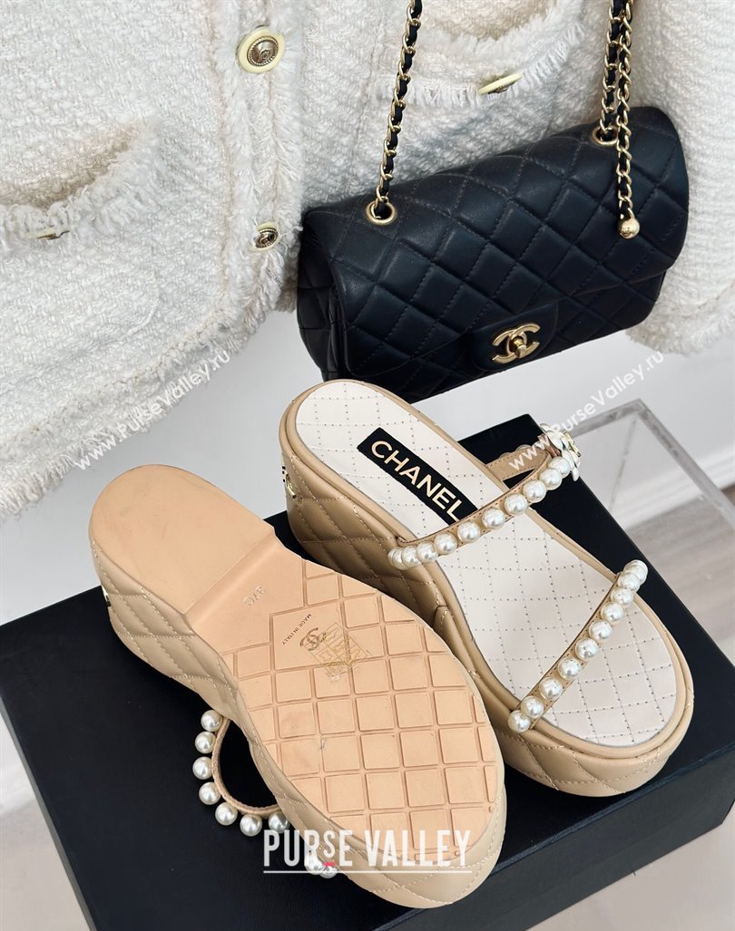 Chanel Quilted Lambskin and Pearls Wedge Platform Slide Sandals 7cm Beige 2024 0223 (MD-240223099)