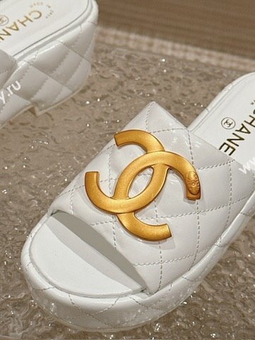 Chanel Shiny Calfskin Wedge Slide Sandals with Metal-Tone Maxi-CC White 2024 (MD-240323021)