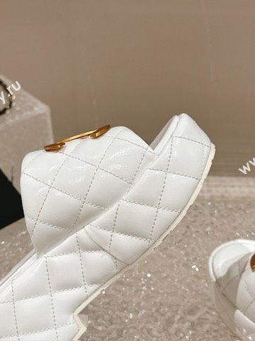 Chanel Shiny Calfskin Wedge Slide Sandals with Metal-Tone Maxi-CC White 2024 (MD-240323021)