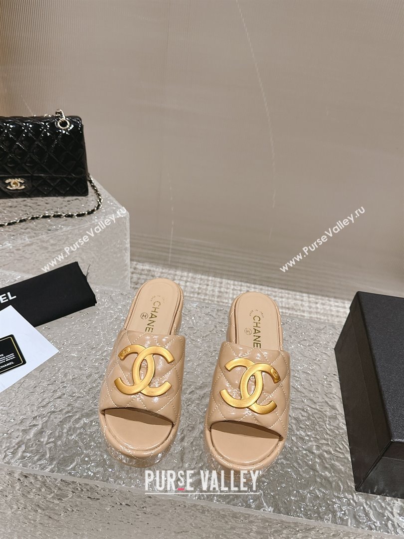 Chanel Shiny Calfskin Wedge Slide Sandals with Metal-Tone Maxi-CC Beige 2024 (MD-240323022)