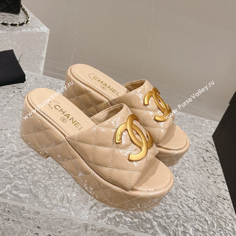 Chanel Shiny Calfskin Wedge Slide Sandals with Metal-Tone Maxi-CC Beige 2024 (MD-240323022)