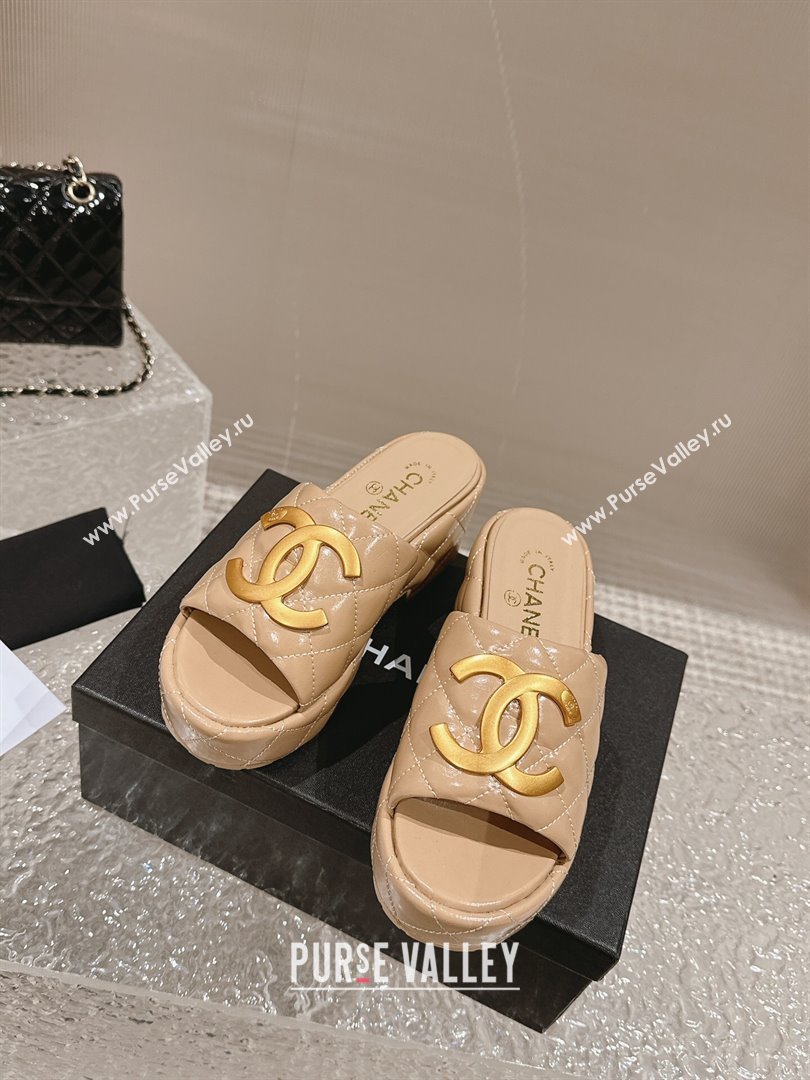 Chanel Shiny Calfskin Wedge Slide Sandals with Metal-Tone Maxi-CC Beige 2024 (MD-240323022)