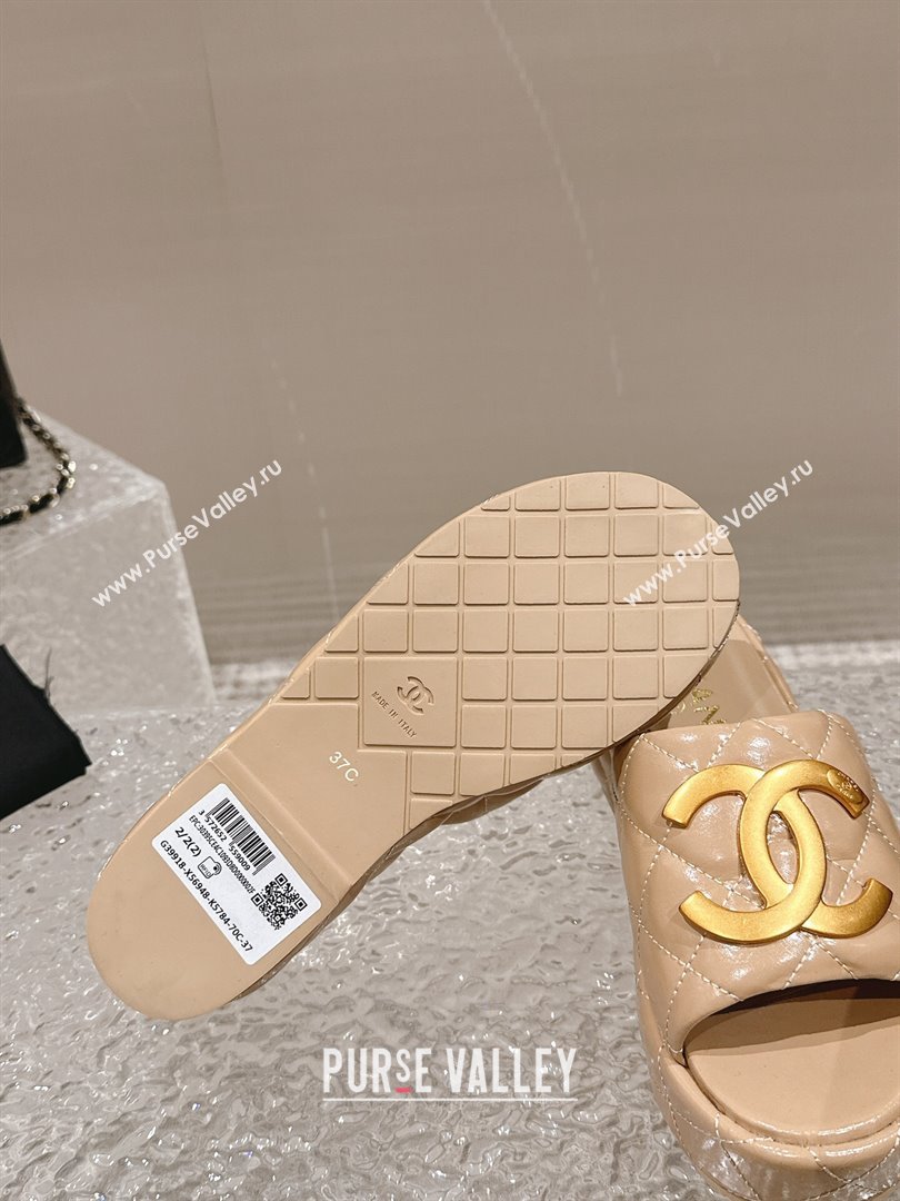 Chanel Shiny Calfskin Wedge Slide Sandals with Metal-Tone Maxi-CC Beige 2024 (MD-240323022)