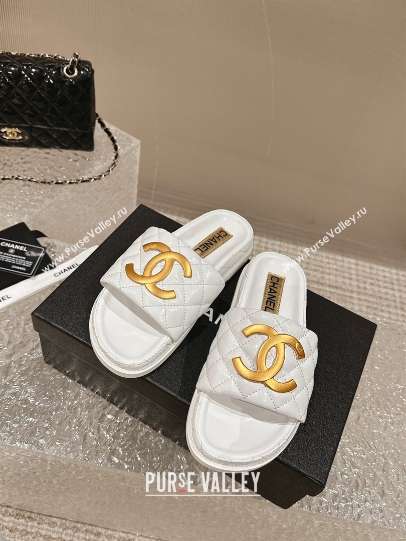 Chanel Patent Calfskin Slide Sandals with Metal-Tone Maxi-CC White 2024 (MD-240323033)