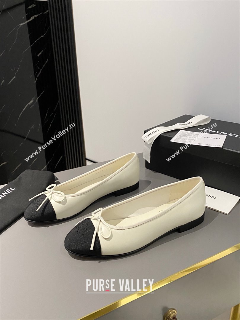 Chanel Calfskin Grosgrain Classic Ballet Flat White/Black 2024 0322 (MD-240322054)