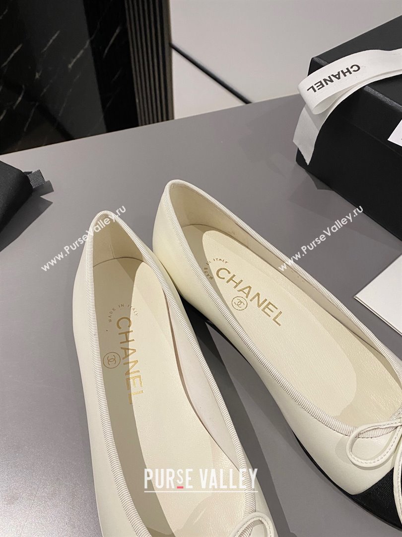 Chanel Calfskin Grosgrain Classic Ballet Flat White/Black 2024 0322 (MD-240322054)