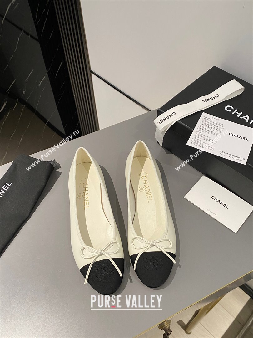 Chanel Calfskin Grosgrain Classic Ballet Flat White/Black 2024 0322 (MD-240322054)