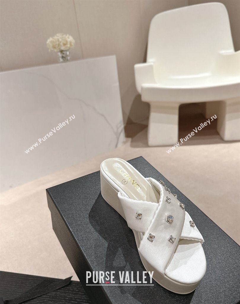 Chanel Fabric Wedge Slide Sandals 5cm with Crystals Charm White 2024 0424 (MD-240424088)