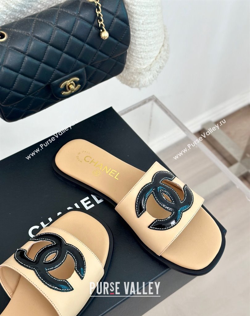 Chanel Calfskin Flat Slide Sandals with Maxi CC Beige 2024 0424 (MD-240424108)