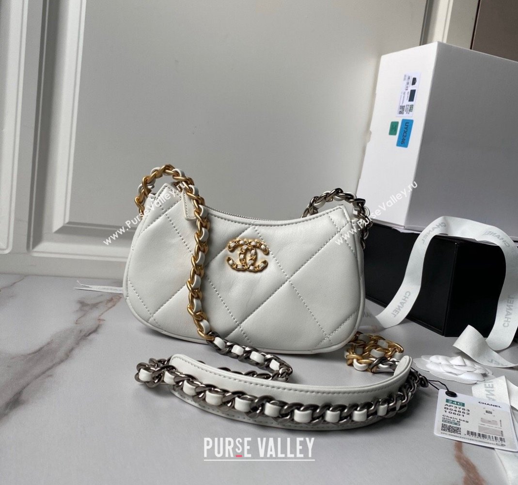 Chanel 19 Calfskin Clutch with Long Chain AP3763 White 2024 (yezi-240517125)