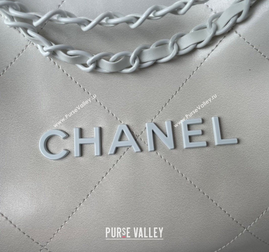 Chanel 22 Patent Gradient Calfskin Lacquered Metal Small Shopping Bag AS3260 White/Light Grey 2024 (yezi-240517025)