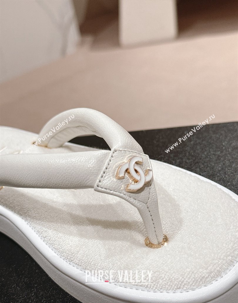 Chanel Lambskin Thong Flat Slides Sandal with CC Patch White 2024 0601 (MD-240601048)