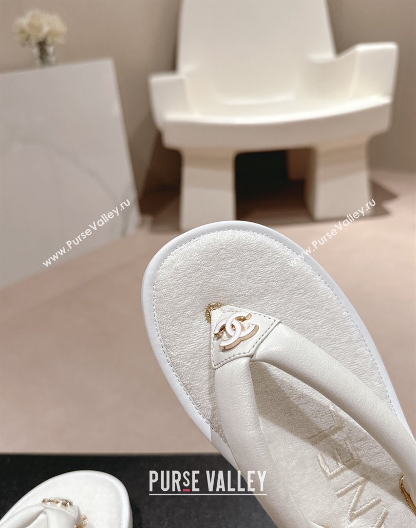 Chanel Lambskin Thong Flat Slides Sandal with CC Patch White 2024 0601 (MD-240601048)