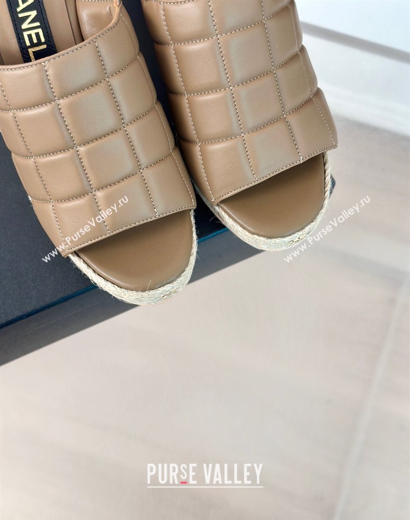 Chanel Quilted Lambskin Wedge Sandals 8cm with Logo Charm Brown 2024 0603 (MD-240603041)