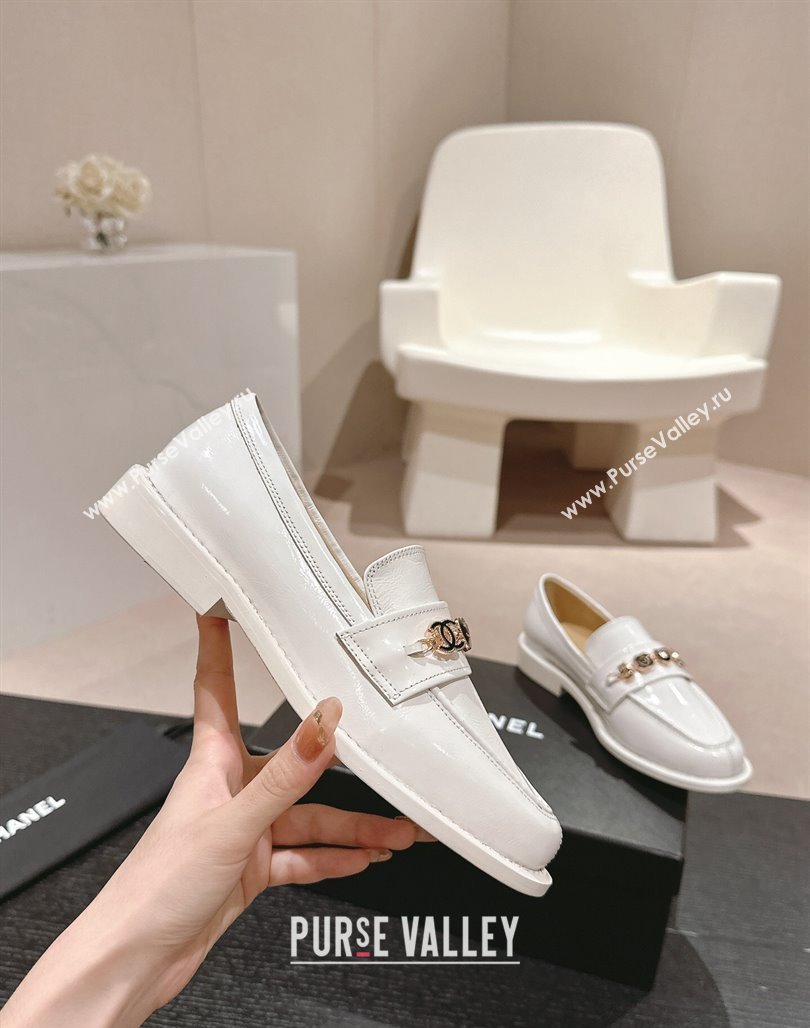 Chanel Calfskin Loafers with Charm White 2024 G45785 (MD-240701057)