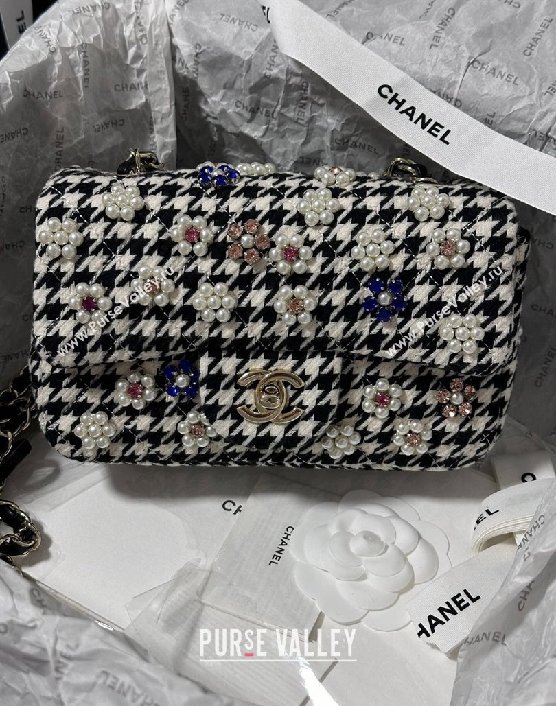 Chanel Embroidered Tweed Mini Classic Flap Bag with Pearl Bloom A69900 White/Black 2024 (yezi-240808022)