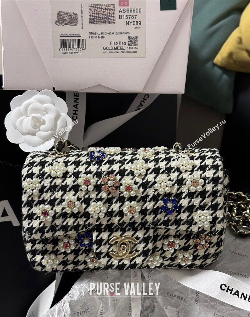 Chanel Embroidered Tweed Mini Classic Flap Bag with Pearl Bloom A69900 White/Black 2024 (yezi-240808022)