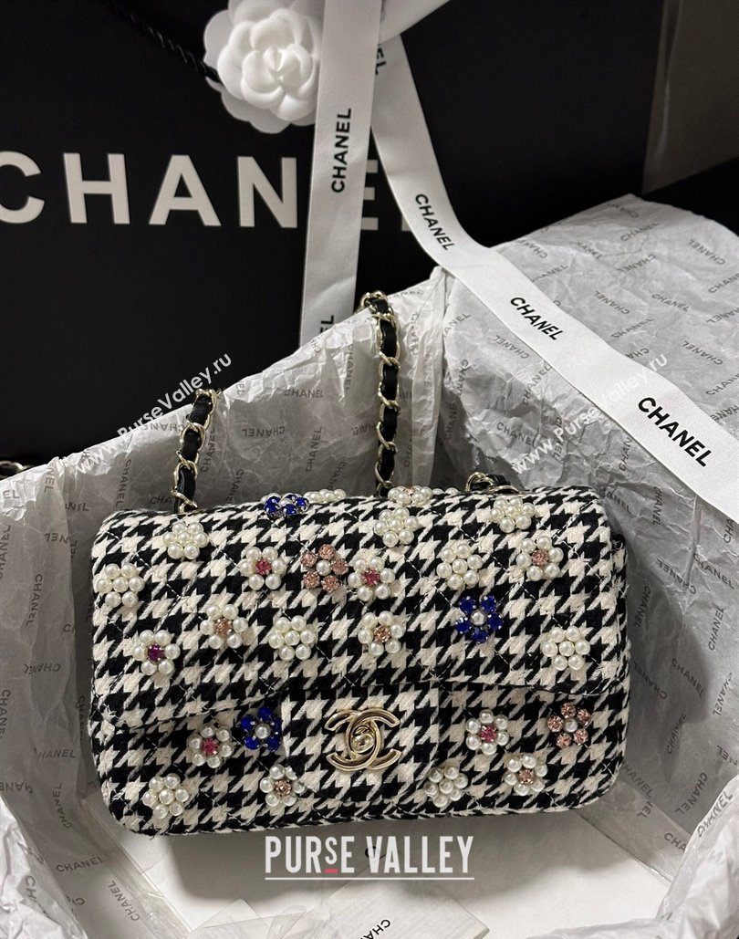 Chanel Embroidered Tweed Mini Classic Flap Bag with Pearl Bloom A69900 White/Black 2024 (yezi-240808022)