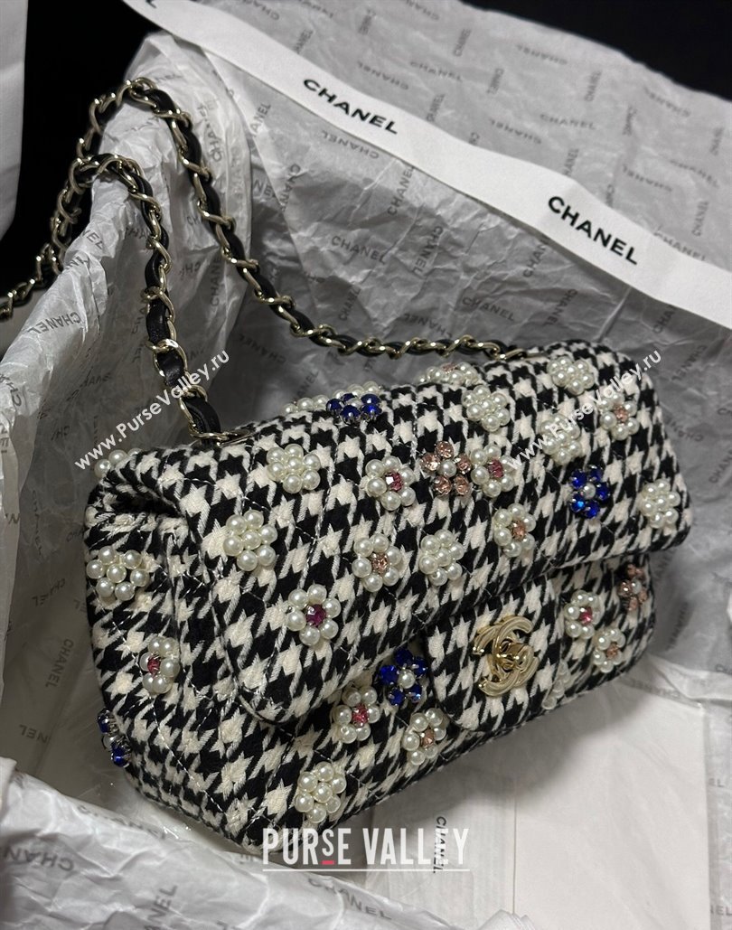 Chanel Embroidered Tweed Mini Classic Flap Bag with Pearl Bloom A69900 White/Black 2024 (yezi-240808022)