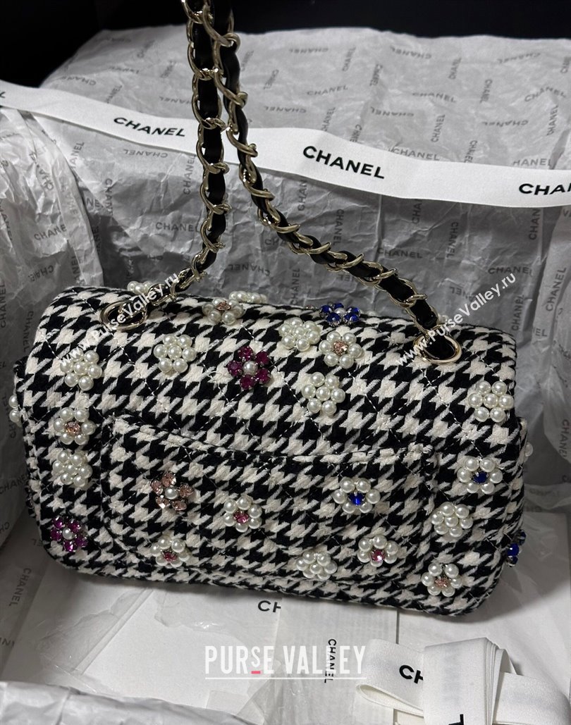 Chanel Embroidered Tweed Mini Classic Flap Bag with Pearl Bloom A69900 White/Black 2024 (yezi-240808022)