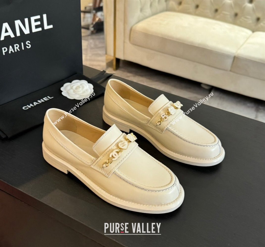 Chanel Calfskin Loafers with Heart Charm Ivory White 2024 G45785 (SS-240910076)