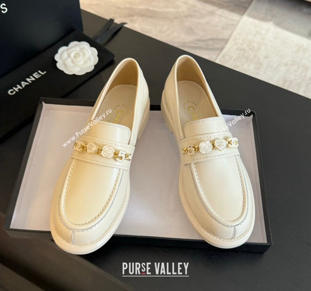 Chanel Calfskin Loafers with Heart Charm Ivory White 2024 G45785 (SS-240910076)