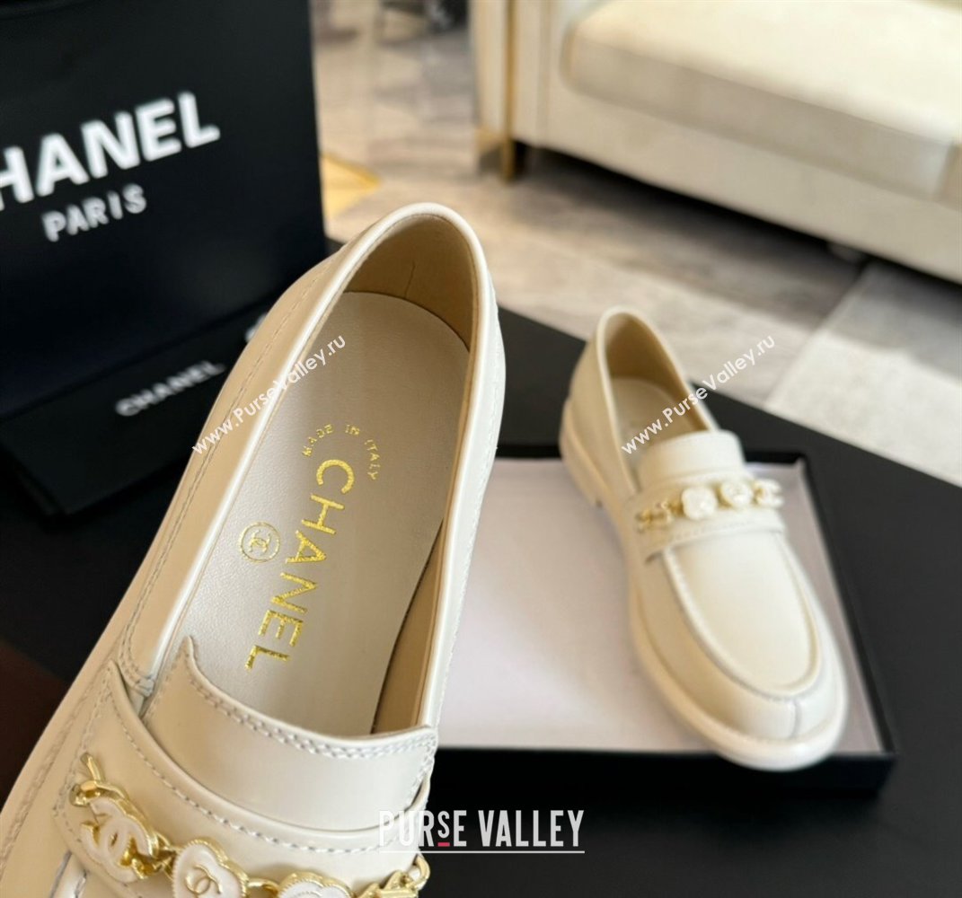 Chanel Calfskin Loafers with Heart Charm Ivory White 2024 G45785 (SS-240910076)