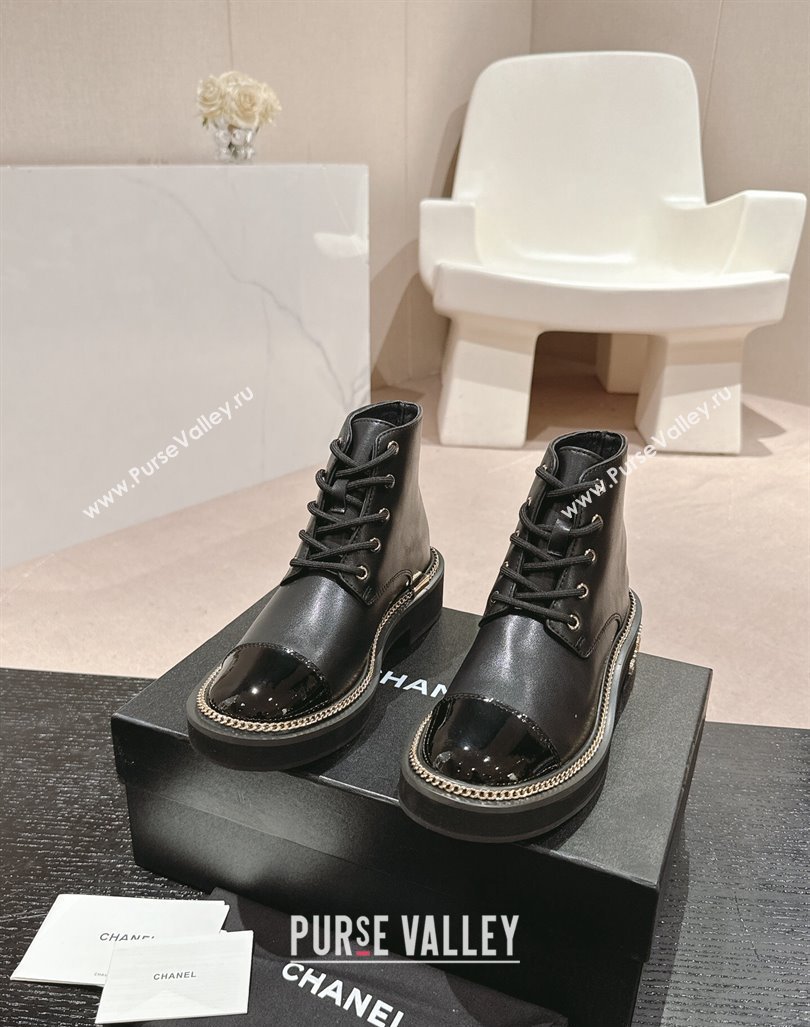 Chanel Smooth Calfskin Lace-up Ankle Boots with Logo Stud and Chain Black 2024 CH090904 (MD-240909065)