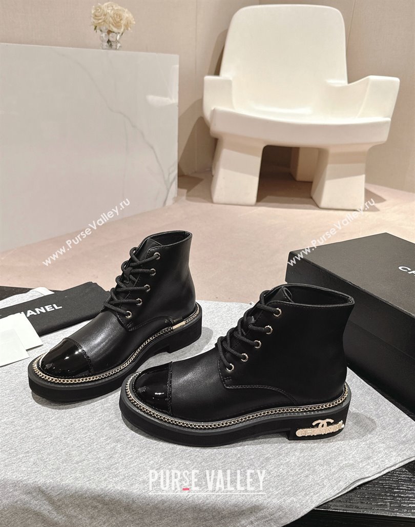 Chanel Smooth Calfskin Lace-up Ankle Boots with Logo Stud and Chain Black 2024 CH090904 (MD-240909065)