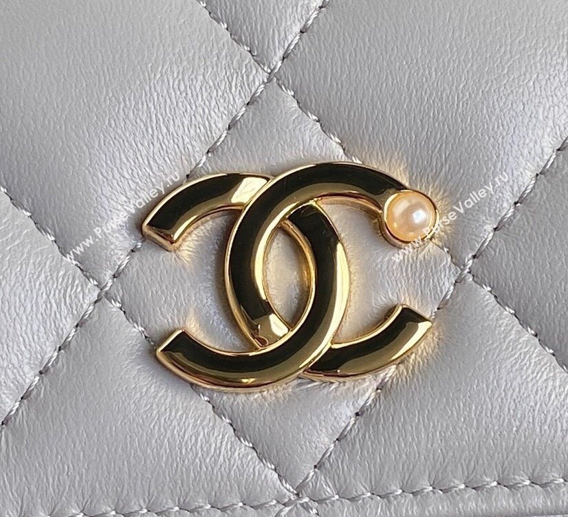 Chanel Shiny Lambskin Flap Phone Holder with Chain and Pearls AP4284 Grey 2024 (yezi-241106107)