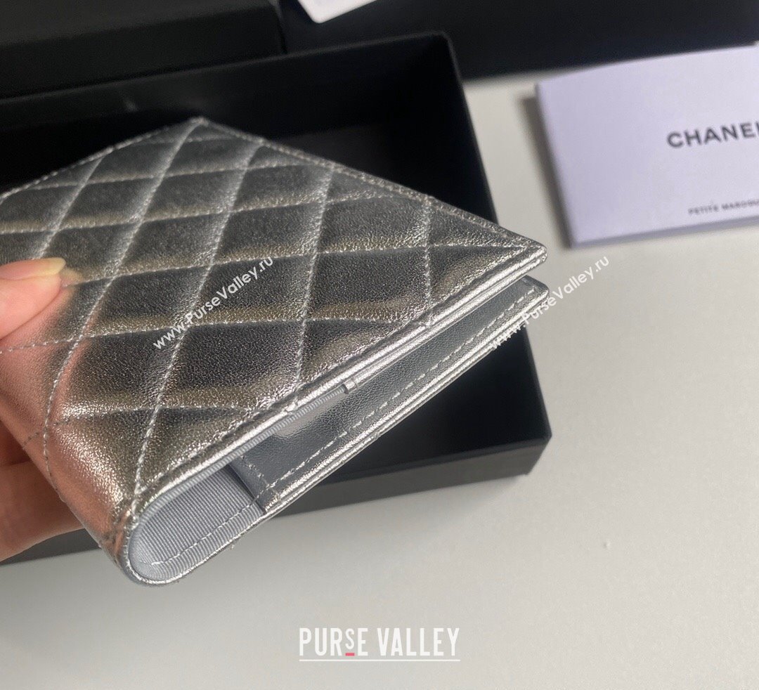 Chanel Metallic Calfskin Passport Cover Silver 2024 A80385 (yezi-241107088)