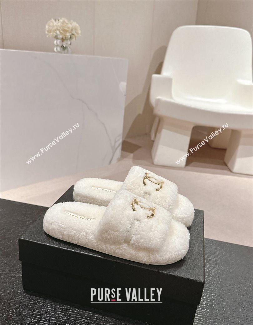 Chanel Shearling Wool Platform Slides Sandal with Gold-Tone CC White 2024 CH112101 (KL-241121001)