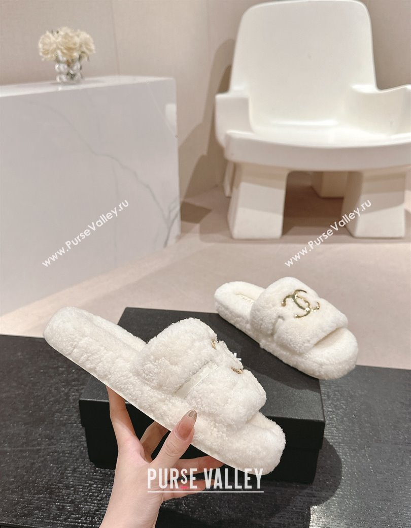 Chanel Shearling Wool Platform Slides Sandal with Gold-Tone CC White 2024 CH112101 (KL-241121001)