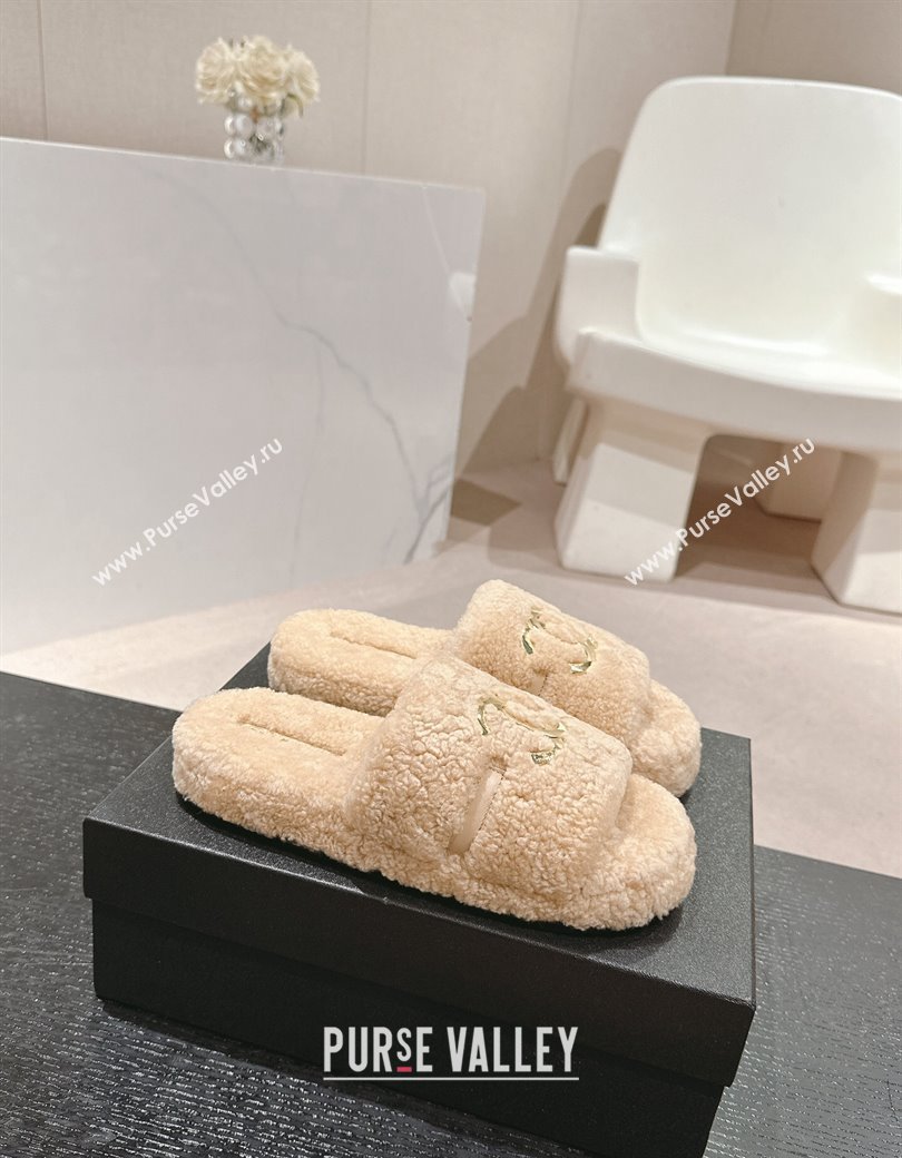 Chanel Shearling Wool Platform Slides Sandal with Gold-Tone CC Beige 2024 CH112101 (KL-241121002)