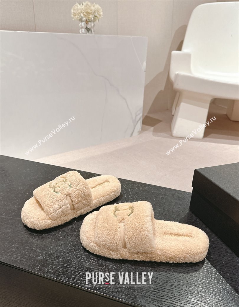 Chanel Shearling Wool Platform Slides Sandal with Gold-Tone CC Beige 2024 CH112101 (KL-241121002)