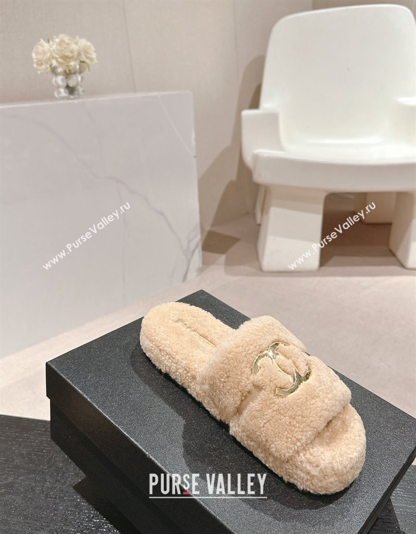 Chanel Shearling Wool Platform Slides Sandal with Gold-Tone CC Beige 2024 CH112101 (KL-241121002)