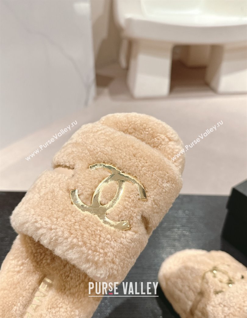 Chanel Shearling Wool Platform Slides Sandal with Gold-Tone CC Beige 2024 CH112101 (KL-241121002)