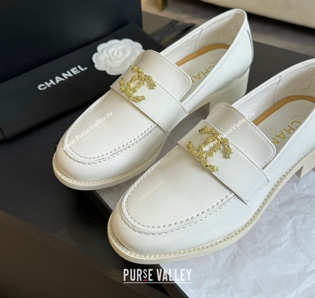 Chanel Shiny Calfskin Loafers with Camellia CC G45663 White 2024 (SS-2411120031)